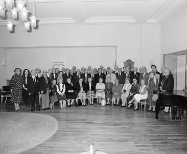 884873 Groepsportret van personen die vermoedelijk een onderscheiding uitgereikt hebben gekregen voor hun rol tijdens ...